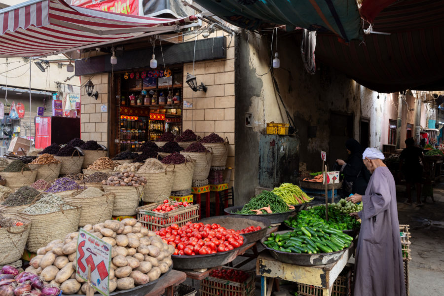 Vendeur de fruits et légumes au souk d'Assouan