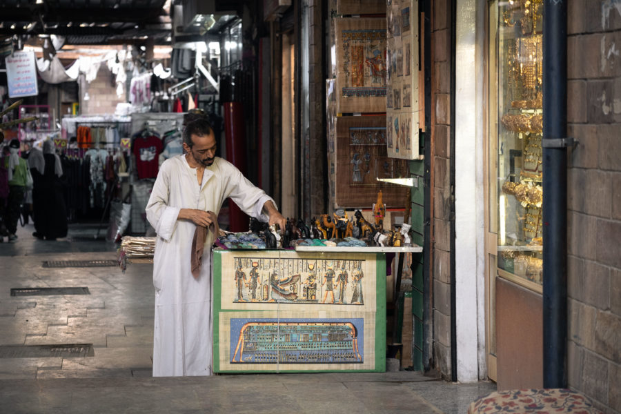 Vendeur de souvenirs au souk d'Assouan, Egypte