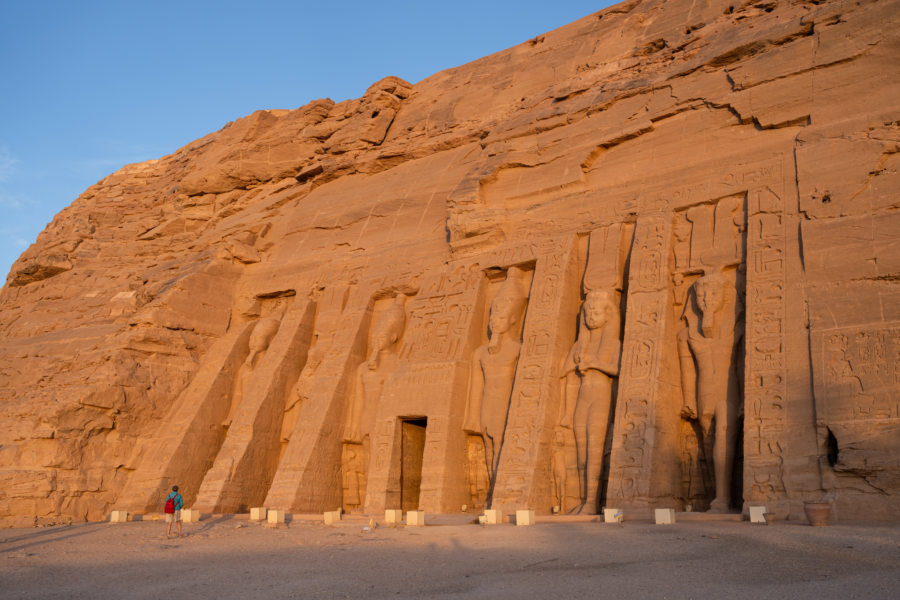 Temple d'Abou Simbel au lever du soleil : Nefertari