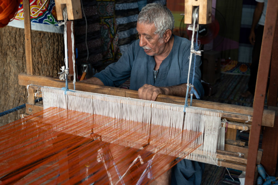 Tisseur dans une boutique d'Elephantine Island à Assouan