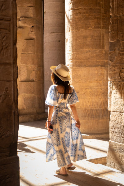 Touriste qui pose dans le temple de Philae en Egypte