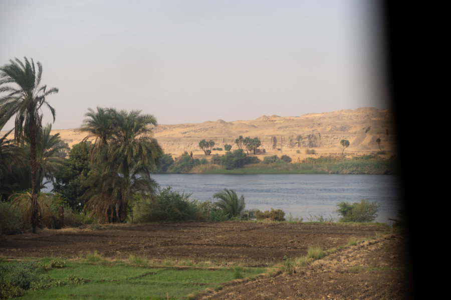 Vue sur les paysages du Nil dans le train du Caire à Assouan