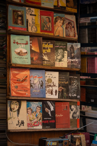 Vendeur de vieux livres à Alexandrie en Egypte