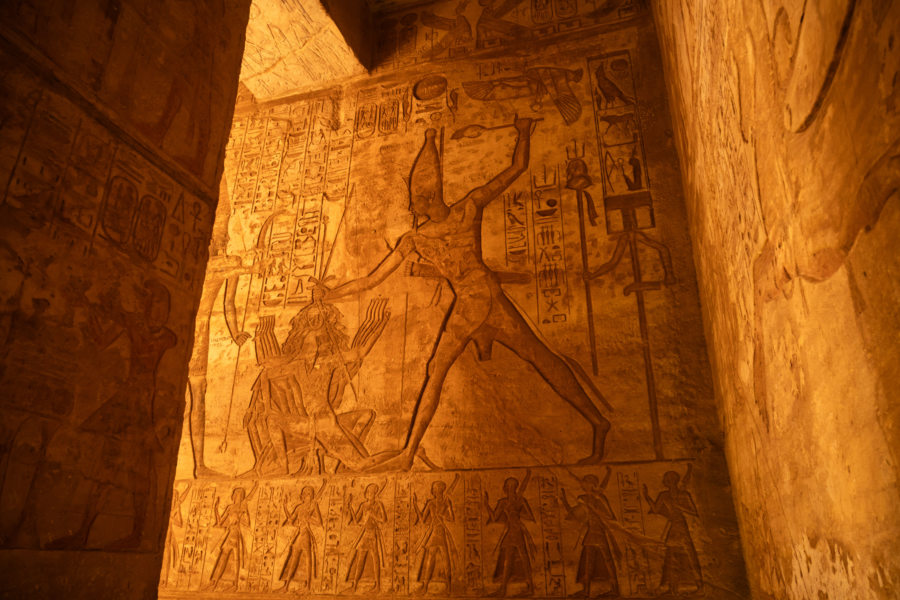 Ramses II qui tire les cheveux à Abou Simbel