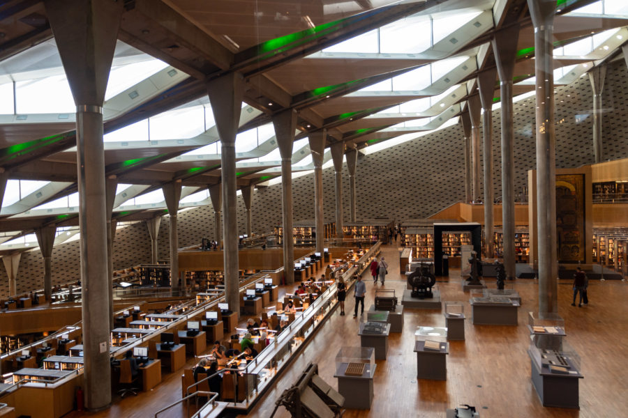 Visite de l'intérieur de la bibliothèque à Alexandrie