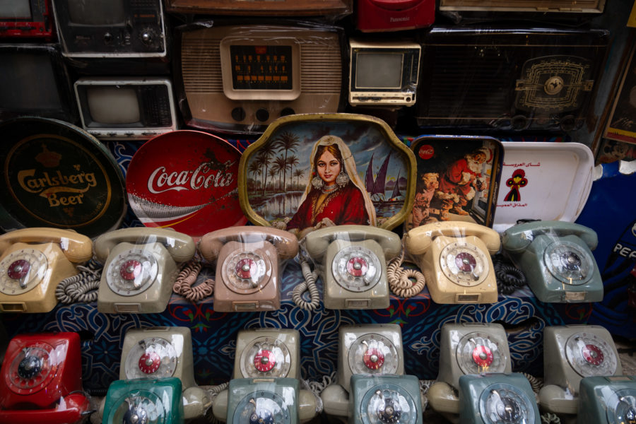 Vieux objets au souk du Caire : téléphones fixes