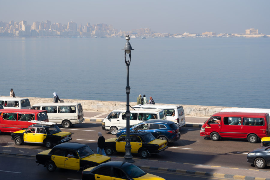 Vue sur la corniche d'Alexandrie depuis le café Cilantro