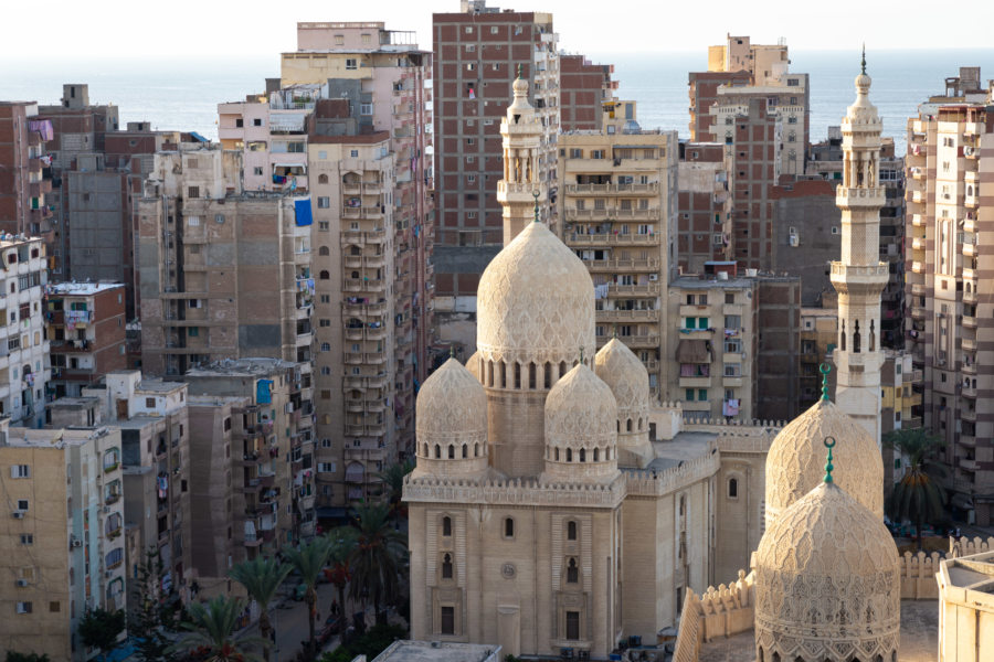 Vue sur la mosquée et les immeubles d'Alexandrie en Egypte