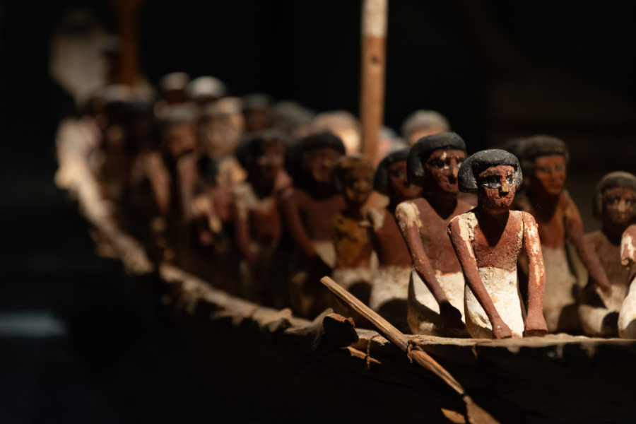 Barque et rameurs au musée de Louxor, Egypte