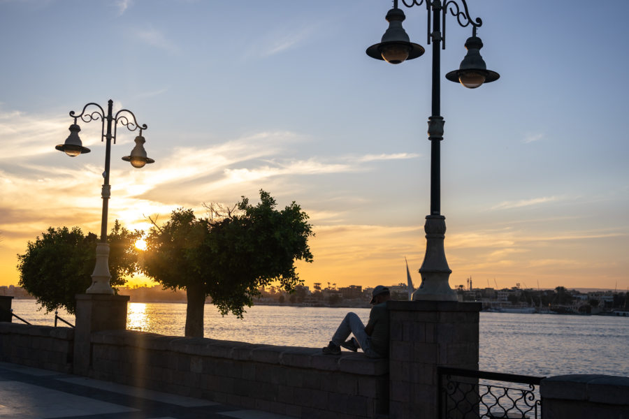 Coucher de soleil sur la corniche de Louxor