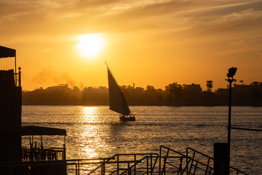 Felouque au coucher du soleil sur la corniche de Louxor