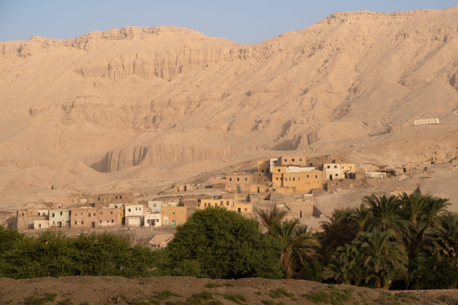 Début de la vallée des rois à Louxor, montagne ocre