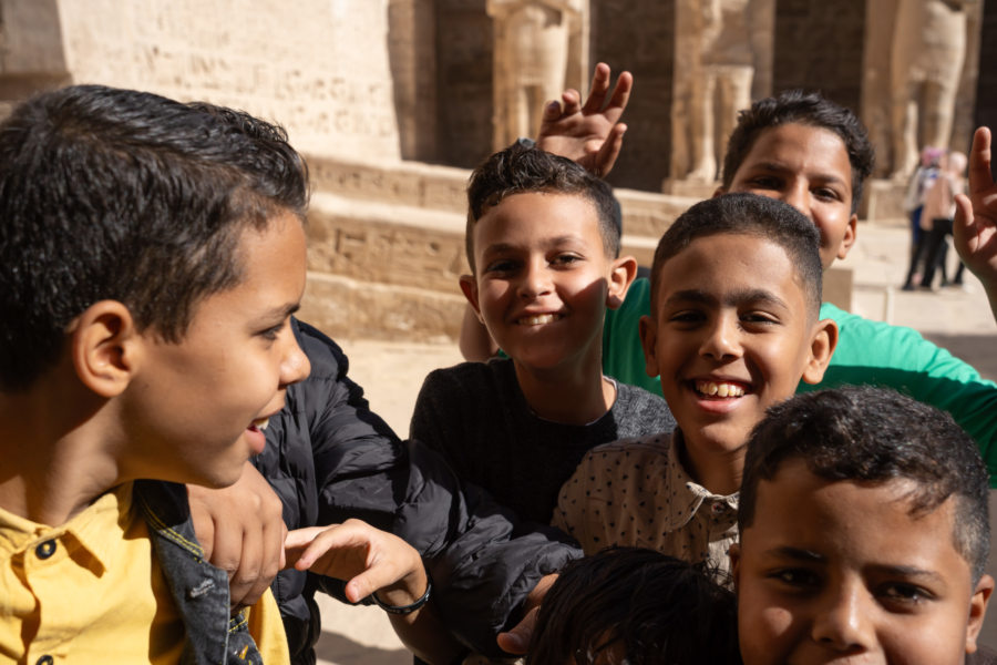 Enfants égyptiens en visite à Louxor