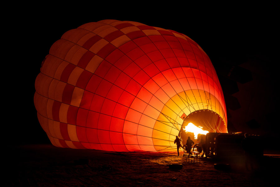 Gonflage de la montgolfière de nuit à Louxor, Egypte