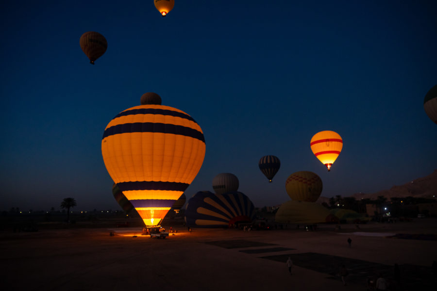 Décollage des montgolfières de nuit à Louxor