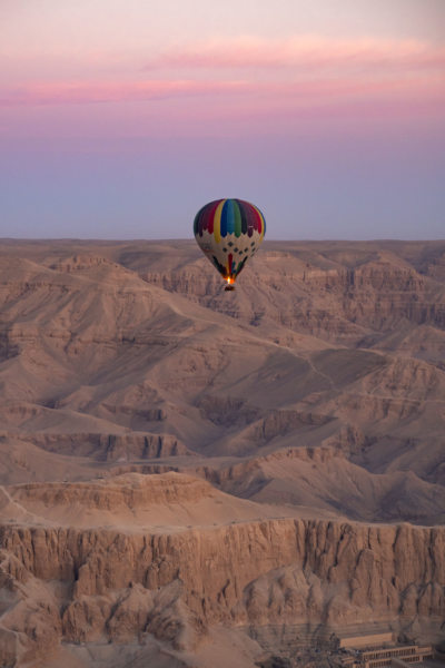 Montgolfière à Louxor au lever du soleil