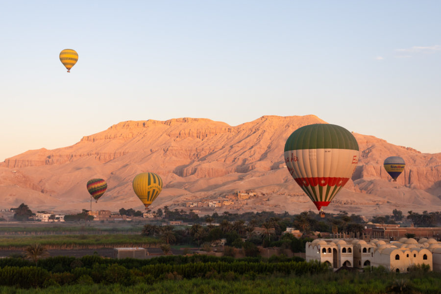 Montgolfière au lever du soleil à Louxor au-dessus de la vallée des rois