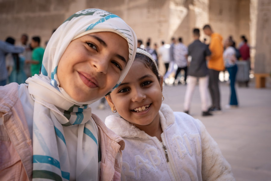 Petites filles égyptiennes à Medinet Habou, Louxor