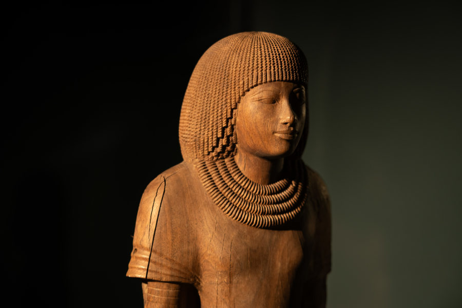 Statue de scribe en bois au musée de Louxor