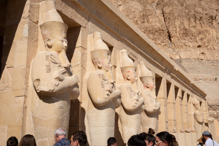 Statues monumentales du temple d'Hatchepsout à Louxor