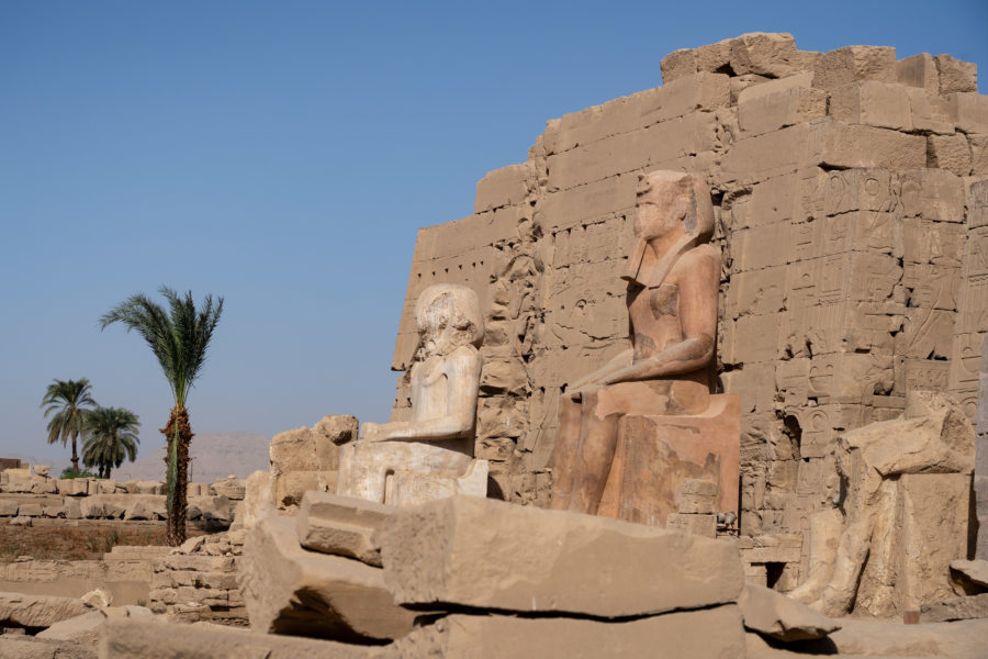 Statues monumentales au temple de Karnak, Egypte