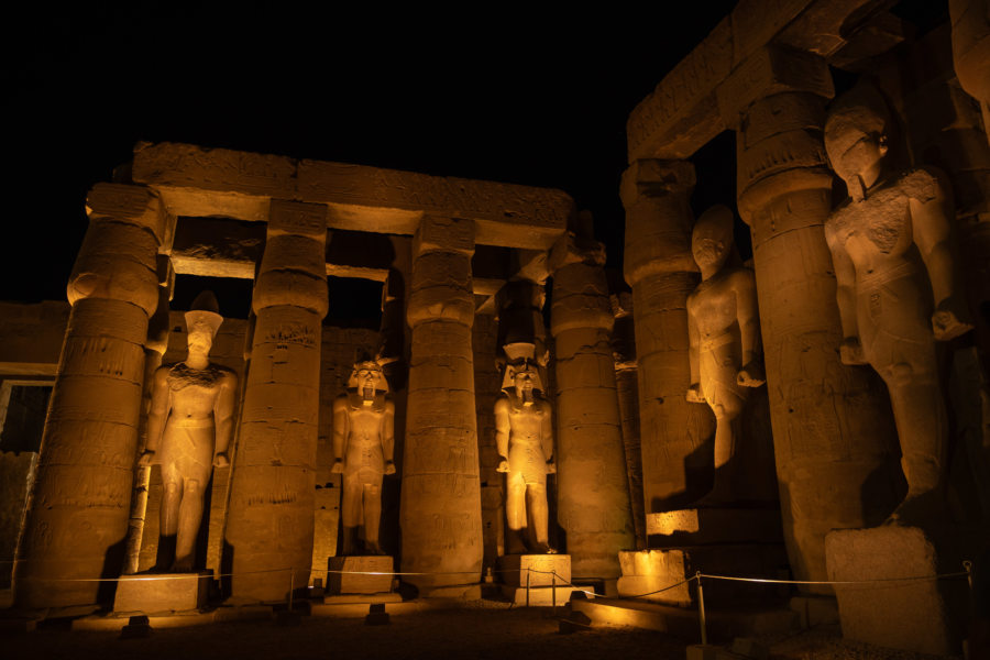 Statues monumentales au temple de Louxor de nuit