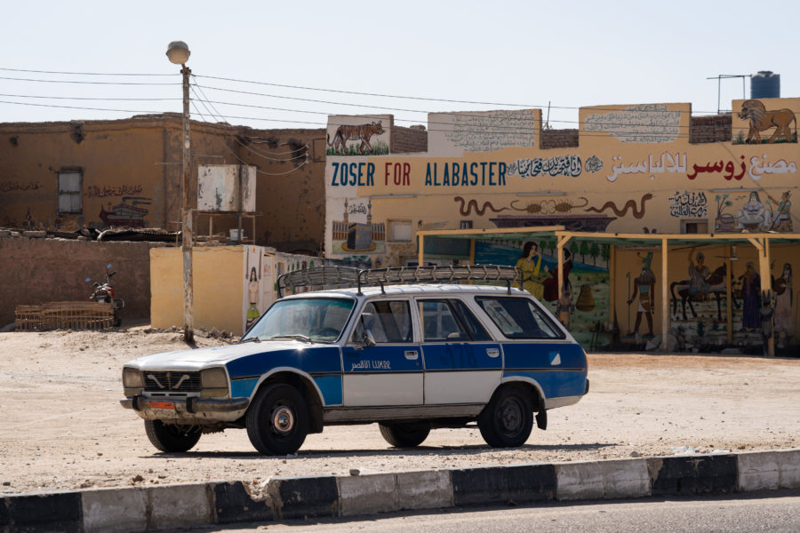 Vieille voiture vers Medinet Habou à Louxor, Egypte