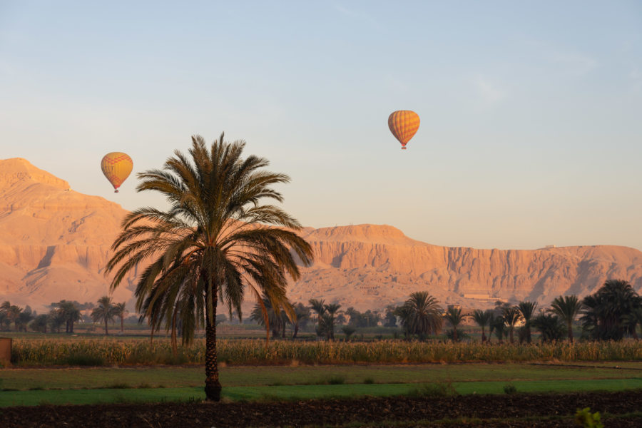 Lever de soleil sur la vallée des rois avec montgolfières, Louxor