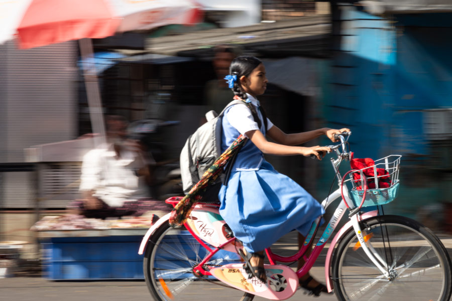 Enfant à vélo dans Cochin, Kerala, Inde