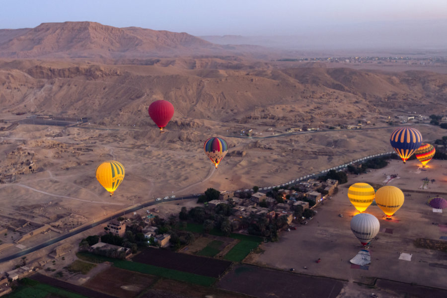 Montgolfière au-dessus de la vallée des rois de Louxor au lever du soleil