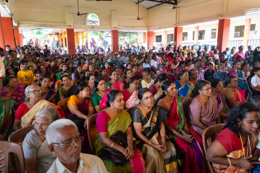 Foule pour un mariage hindou au temple, Kerala