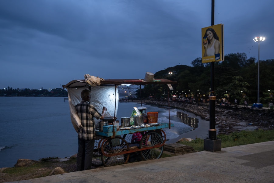 Vendeur de cacahuètes en bord de mer à Cochin