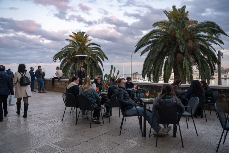 Bar sur les remparts, soirée à Bari, Pouilles