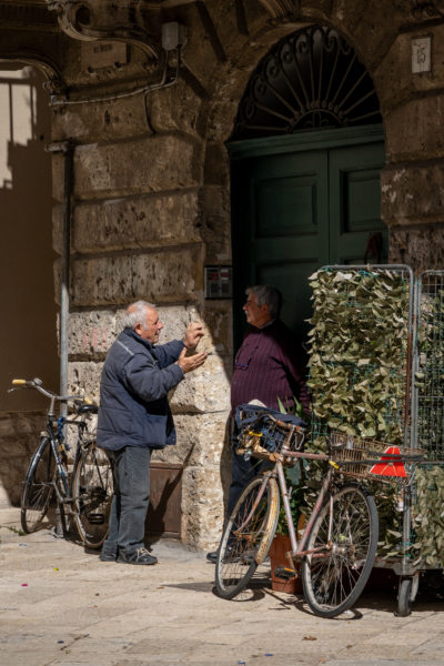 Habitants qui bavardent dans le vieux Bari