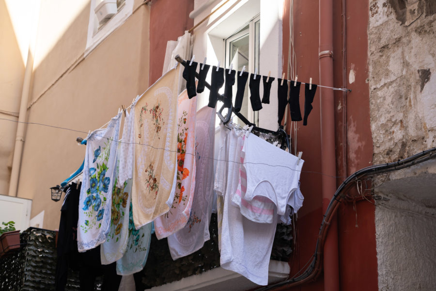 Linge qui sèche dans la rue à Bari