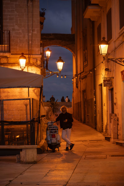 Ville de Bari de nuit : scooter et lampadaires