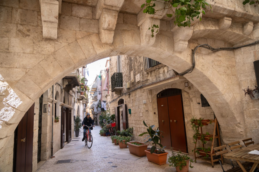 Belle rue de Bari : arche et vélo