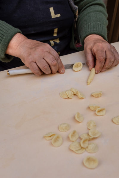 Fabrication d'orecchiette, pâtes des Pouilles