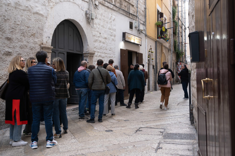 File d'attente devant la focacceria à Bari