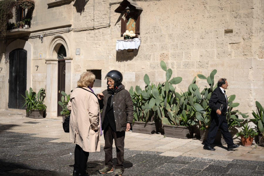 Italiens qui papotent à Bari dans les Pouilles