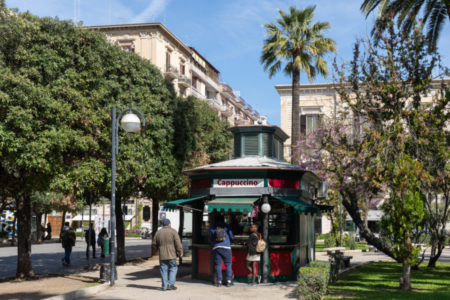 Kiosque café dans un parc de Bari, Pouilles