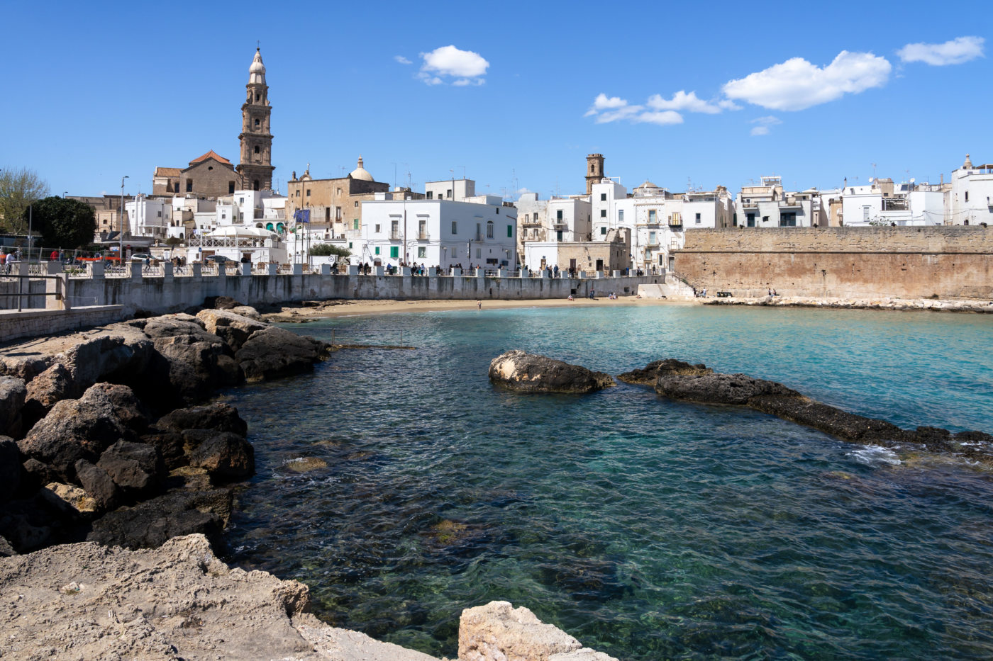 Monopoli : plage et village blanc des Pouilles