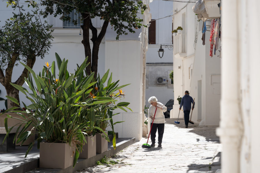 Scène de rue à Monopoli dans les Pouilles