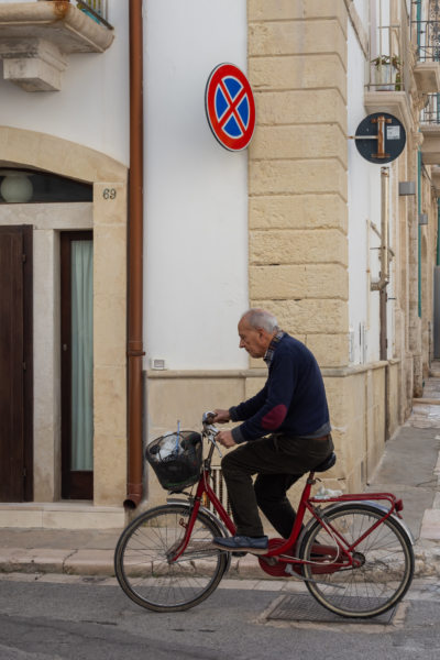 Papi à vélo à Polignano a Mare en Italie