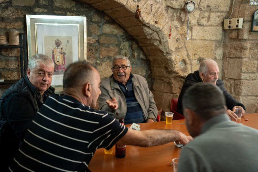 Papis qui jouent aux cartes et boivent des bières à Bari