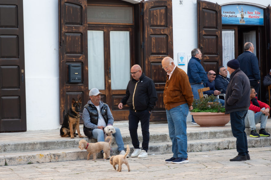 Papis et chiens à Polignano a Mare dans les Pouilles