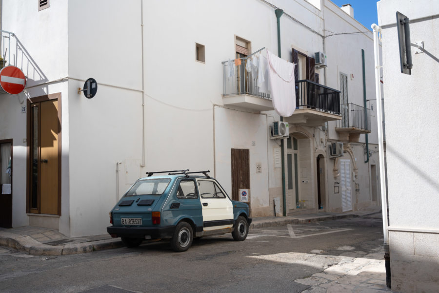 Petite voiture à Polignano dans les Pouilles, Italie