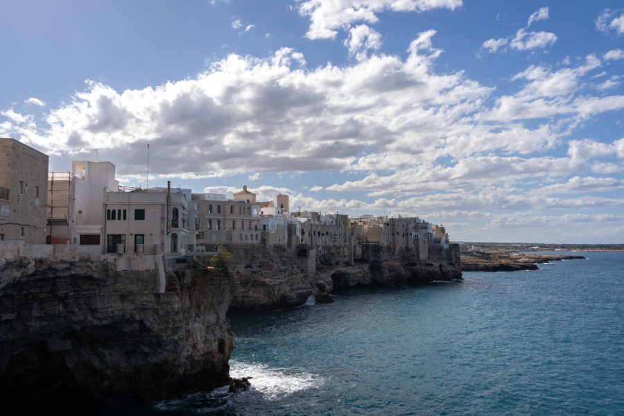 Polignano a Mare sur sa falaise aux grottes