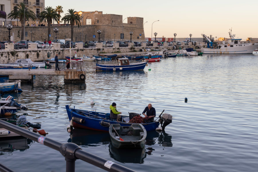 Remparts de Bari et barques sur la mer