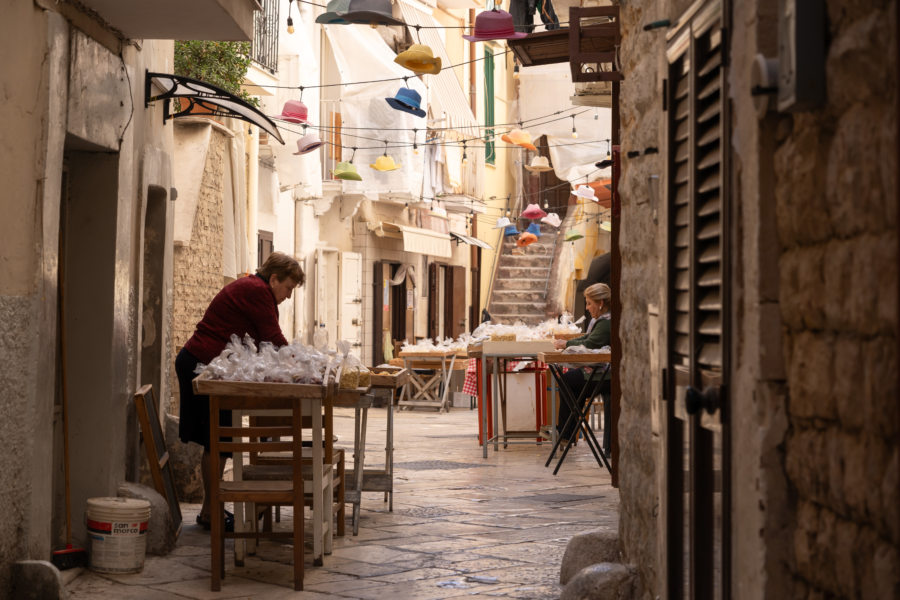 Rue albicocca à Bari : vendeuse de pâtes